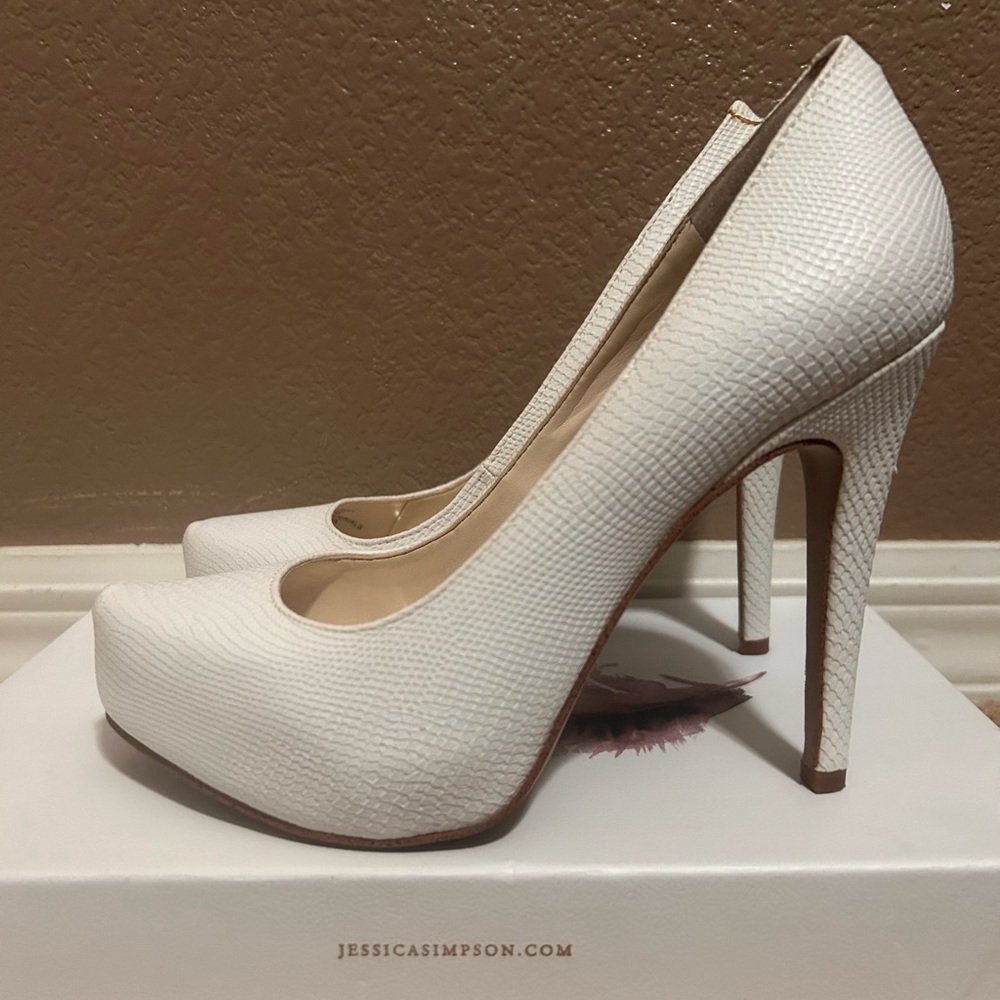Jessica Simpson White textured high heels size 6